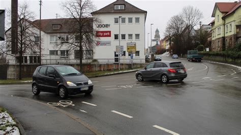 verkehr innenstadt hechingen ein mini kreisel fuer die volma kurve suedwest presse