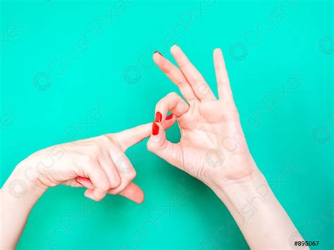das geschlecht handzeichen frauenhände die sex geste auf isoliertem