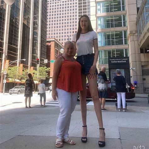 esta mujer tiene las piernas más largas del mundo