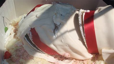 wedding cake fails      elope sheknows