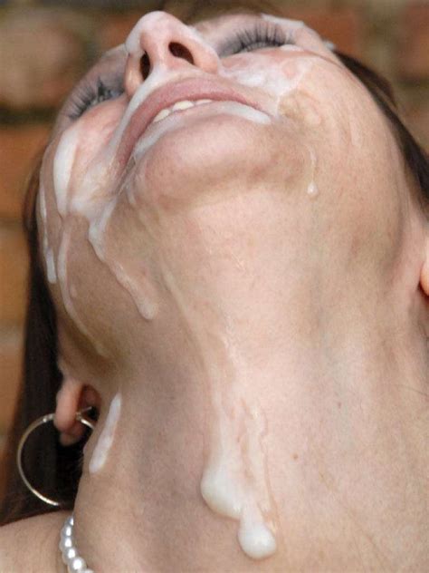 une mature qui raffole de sperme sur son visage