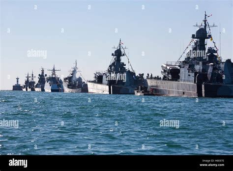 blick auf die russische schwarzmeerflotte geschwader bei marine parade