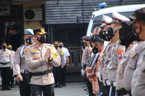 kapolresta malang kota berikan penghargaan kepada anggota