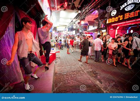 bar homosexuel sur la rue de marche à pattaya photo éditorial image