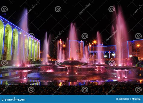 fontaine coloree la nuit photo stock image du decoratif
