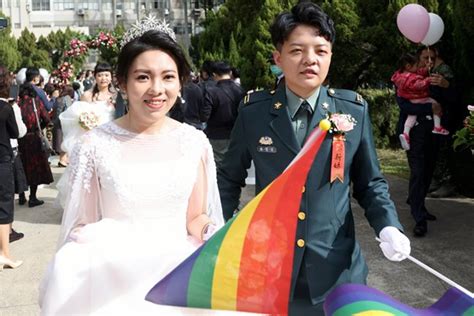 taiwan s military welcomes first two same sex couples to
