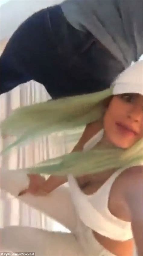 kylie jenner and khloe kardashian twerk in dancing snapchats daily mail online