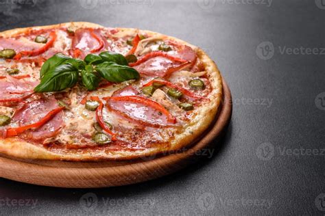 leckere frische knusprige pizza aus dem ofen mit schinken und