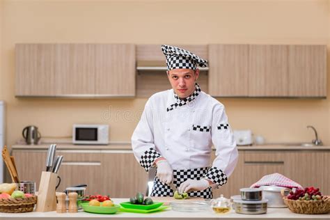 el cocinero de sexo masculino que prepara la comida en la cocina foto