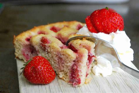 falsk sockerkaka med jordgubbar lchf gluten fika allergies parfait treats desserts
