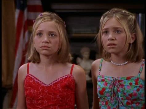 are mary kate and ashley olsen identical twins no but photographic