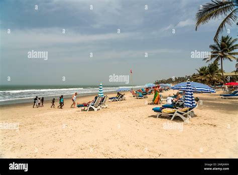 liegestühle am strand von kotu kanifing serekunda gambia westafrika