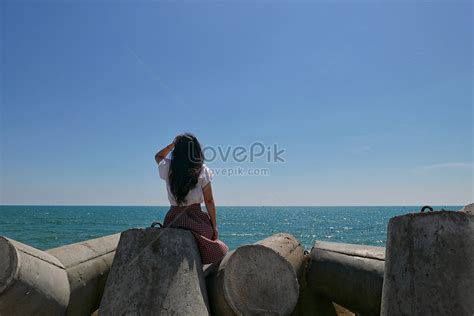 tampak belakang wanita cantik di pantai gambar unduh gratis foto 501178927 format gambar
