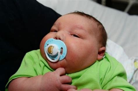 news  big baby born  rockhampton weighed  kg mamamia