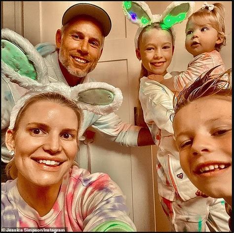 jessica simpson sings with her daughter maxwell drew to celebrate her