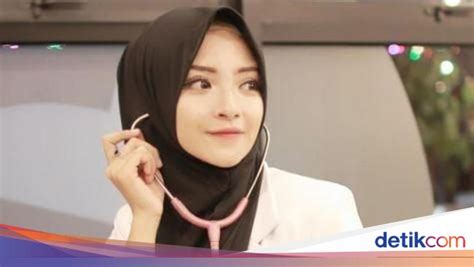 10 Gaya Hijab Dokter Cantik Yang Populer Di Instagram Foto 9