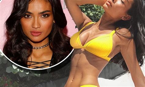 victoria s secret model kelly gale flaunts her jaw dropping bikini body daily mail online