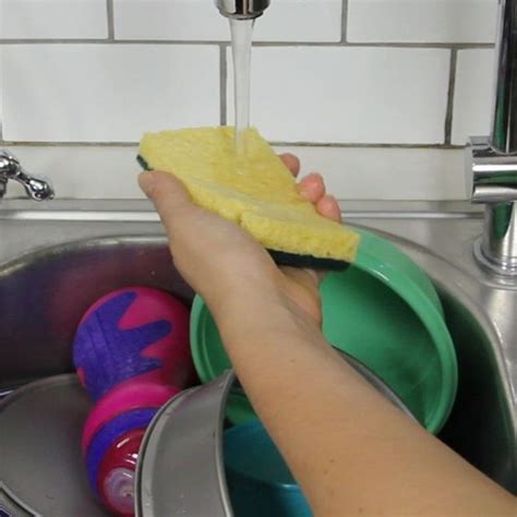 sanitize  sponge   minutes cleaning hacks easy cleaning