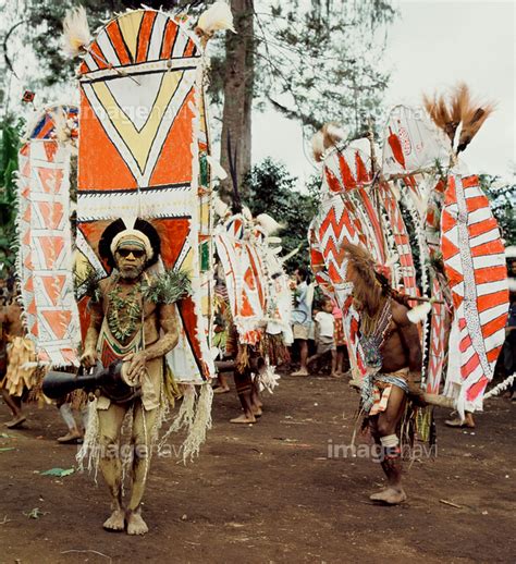 【全身 コスチューム 民族衣装 オセアニア 部族 ボディペイント 昼】の画像素材 60026353 写真素材ならイメージナビ