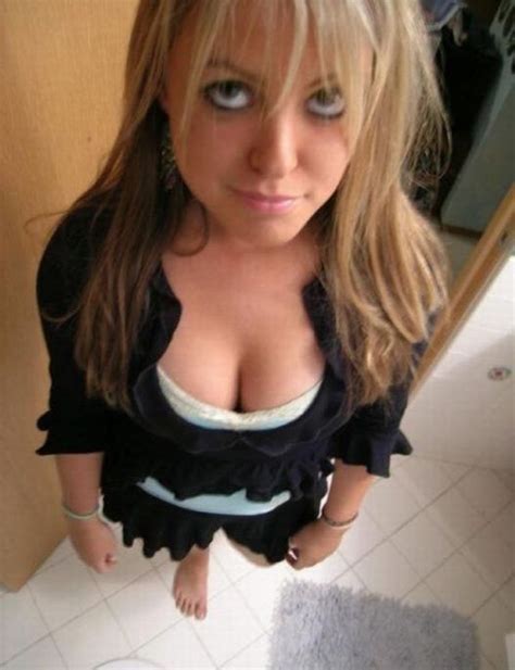 sexy girls cleavage 31 pics