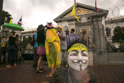 Thai Anti Government Protesters Storm Ministry Compound In Bangkok Cnn