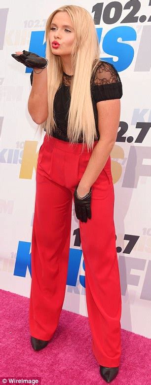 alli simpson shows off her bright pout blowing kisses at the wango tango concert daily mail online