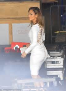 Jennifer Lopez Stuns In Skin Tight Dress For American Idol