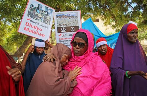 somali mourners march  extremist blast  killed  wpec