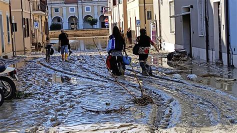 zeker tien doden  italie na zware regenval en overstromingen buitenland telegraafnl