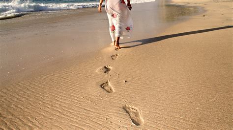 masauestue insanlar deniz kum plaj etek ayak izi kiyi seridi