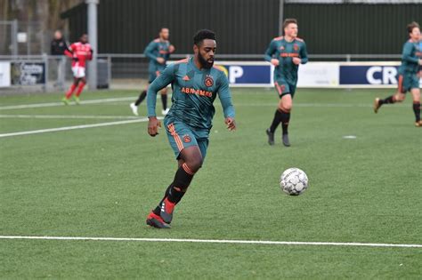 verdediger uitenwerf ajax zaterdag meldt zich  de zomer bij vvog voetbalnl