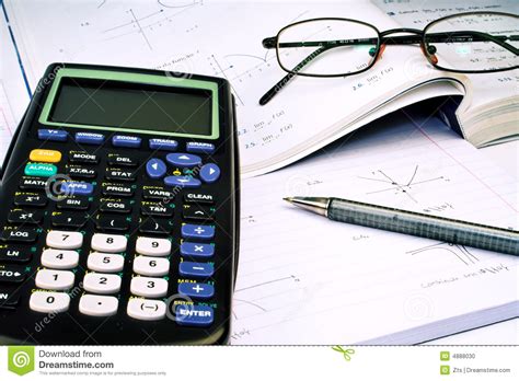 wetenschappelijke calculator met oefenboeken stock foto image  economie onderzoek