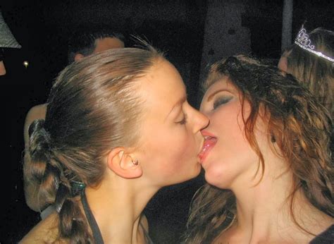 Mature Mostly Wives Kissing Each Other 20 Pics Xhamster