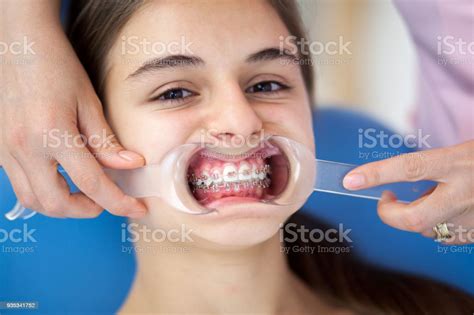 Linda Chica Adolescente Con Llaves En Oficina De Dentista Foto De Stock