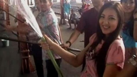 Kampanye Kebersihan Mudik Model Cantik Cuci Kereta Api Ramadan