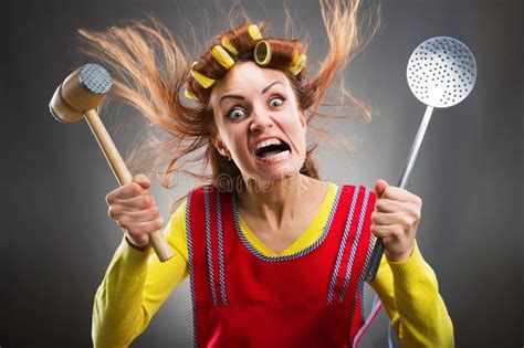 Verrückte Hausfrau Mit Küchenwerkzeugen Stockfoto Bild Von Gesund
