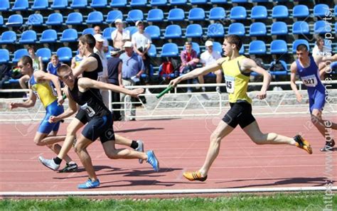 people run  relay race