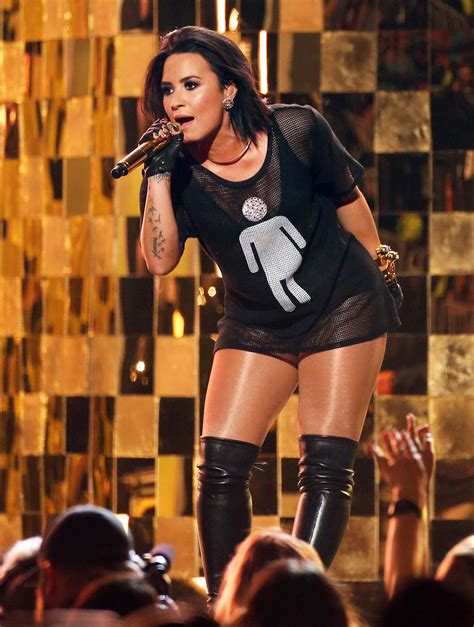 Demi Lovato S Rock N Roll Bob Hairstyle At The 2016 Billboard