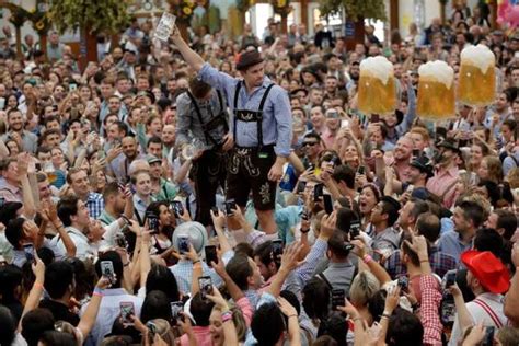 beer flows as germany s oktoberfest opens in munich world news news