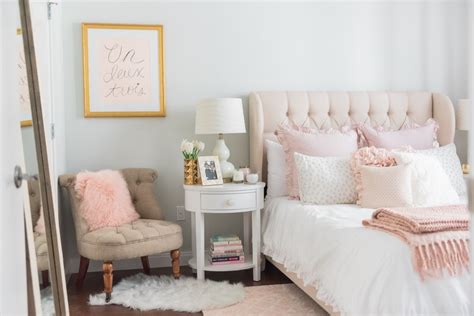 why you should decorate your dorm room every college girl