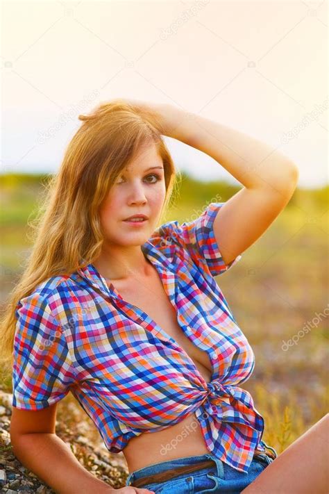 Sonnenlicht Blonde Frau Mit Großen Porträt Brüste Kariertes Hemd Ein