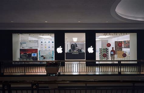 today  apple history  worlds  apple stores open  doors cult  mac