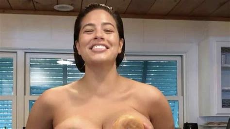 la modelo ashley graham juega con sus senos usando donas telemundo