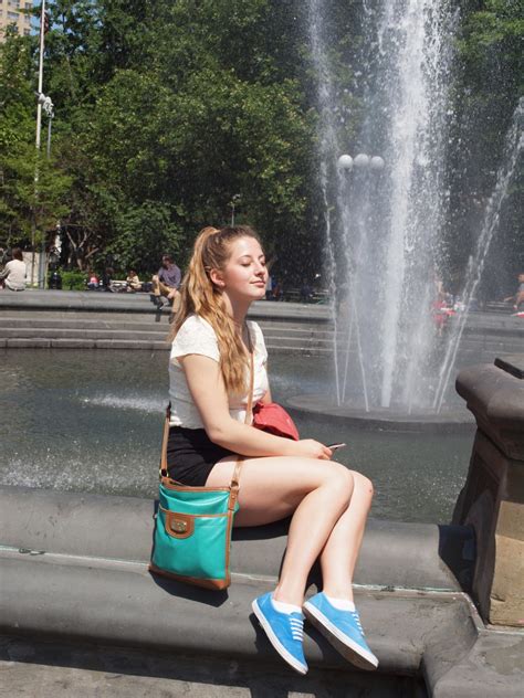 무료 이미지 소녀 여자 화이트 귀엽다 뉴욕 찾고있는 휴가 다리 초상화 모델 어린 봄 좌석 유행 의류