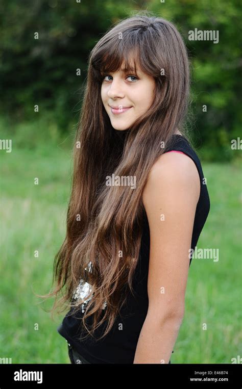 Mädchen Teen Teenager Übergang Alter 13 14 15 Jahre Brünette Haare