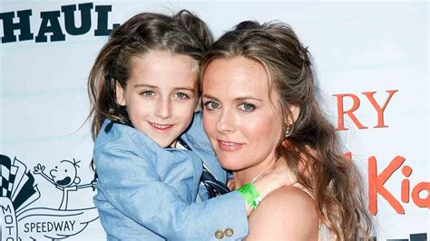 alicia silverstone claims her son has never had to take medicine