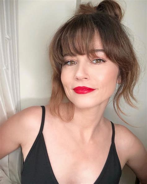 linda cardellini glamour selfie bright red lipstick she