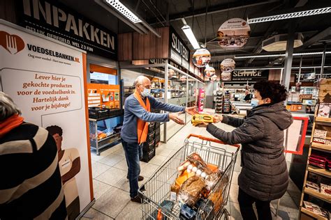 betuwse supermarktklant geeft gul aan voedselbank foto gelderlandernl