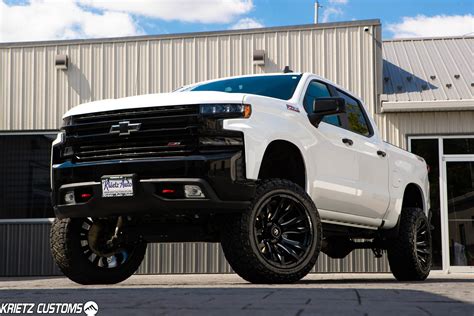 lifted  chevy silverado  trail boss    rough country suspension lift kit
