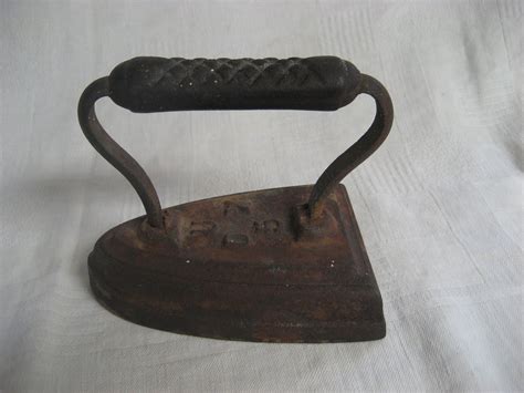 vintage cast iron sad iron      antique  gngsvintage